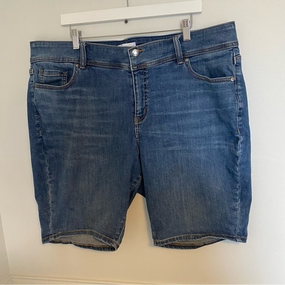 LANE Bryant High Rise Medium Wash Jean Short Sz 20 - Picture 3 of 9